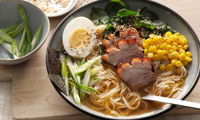 Ramen Çorbası Japon Mutfağının Sıcak ve Lezzetli Fenomeni Global Arenada Japon mutfağının ikonik yemeklerinden biri olan Ramen, son yıllarda dünya genelinde hem restoran menülerinde hem de ev yapımı tariflerde yükselen bir popülerliğe sahip. Özellikle sıcak, besleyici ve aromatik yapısıyla bilinen Ramen Çorbası, farklı malzeme kombinasyonlarıyla her damak zevkine hitap ediyor. Türkiye’de de gastronomi meraklıları arasında ilgi gören bu çorba, hem geleneksel tarifleri hem de modern yorumlarıyla dikkat çekiyor. Japonya’dan çıkan bu lezzet, global mutfaklarda artık sadece bir çorba değil, kültürel bir deneyim olarak değerlendiriliyor. Konulu bir haber görseli.
