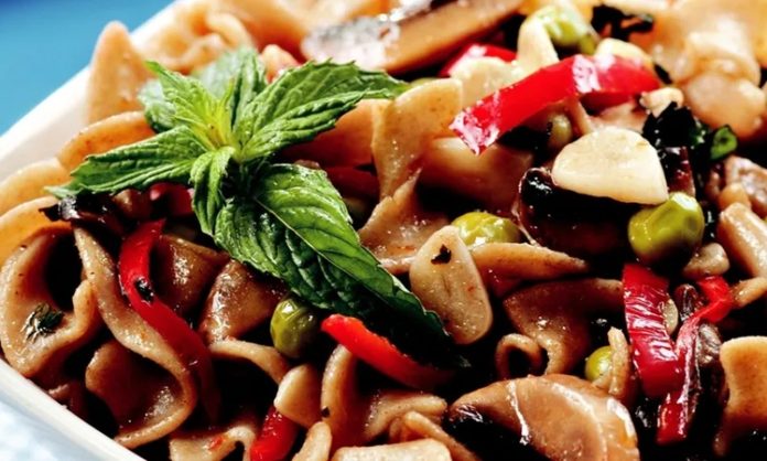 Sebzeli Makarna ve Kıymalı Makarna gibi pratik lezzetlerden, Erişte ve Mantı gibi Türk mutfağının köklü mirasına; İtalyan gastronomisinin sekiz büyük ikonu (Makarna Graten, Tagliatelle, Ravioli, Fettucine Alfredo, Fırında Lazanya, Penne Arabiata, Spagetti Bolonez)... Bu on başyapıt, hamur işlerinin dünya mutfağındaki evrensel çekiciliğini, zengin çeşitliliğini ve bölgesel farklılıklarını gözler önüne serer. Bu kapsamlı haberimizde, vejetaryen ve etli alternatifleri bir araya getirerek, bu ikonik yemeklerin tarihini, hazırlanışını ve sofralardaki önemini detaylıca inceliyoruz. Konulu bir haber görseli.