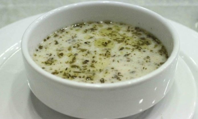 Yoğurt Çorbası Sofraların Ferahlatan ve Besleyici Lezzeti Türk mutfağının vazgeçilmez çorbalarından biri olan yoğurt çorbası, hem yaz hem de kış sofralarında kendine özel bir yer edinmiş durumda. Yoğurt, un ve bazen pirinç ya da buğday kullanılarak hazırlanan bu çorba, hem besleyici hem de ferahlatıcı özelliğiyle dikkat çekiyor. Özellikle sindirimi kolaylaştırması ve vücuda enerji vermesi nedeniyle birçok aile tarafından tercih ediliyor. Yoğurt çorbası, yıllardır Türk mutfağında nesilden nesile aktarılan bir lezzet olarak kültürel bir miras niteliği taşıyor. Konulu bir haber görseli.