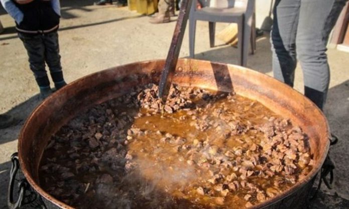 Anadolu mutfağının köklü pişirme yöntemlerinden biri olan Kazanda Pişirme, sadece bir yemek tekniği değil, aynı zamanda toplumsal hafızanın ve paylaşım kültürünün önemli bir parçasıdır. Büyük hacimli yemeklerin ağır ağır pişirildiği bu yöntem, özellikle kalabalık sofralar, özel günler ve toplu organizasyonlarla özdeşleşmiştir. Kazan, yemeğin bereketini ve birlik duygusunu temsil ederken, pişirme süreci de sabrın ve emeğin simgesi olarak görülür. Konulu bir haber görseli.