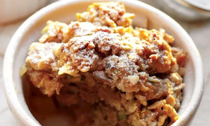 Ayvalı Crumble Mevsimsel Lezzeti Ve Sıcak Dokusu İle Tatlı Sofralarına Yeni Bir Soluk Getiriyor Son yıllarda ev mutfağından kafe menülerine kadar geniş bir alanda kendine yer bulan ayvalı crumble, klasik tatlı anlayışını modern dokunuşlarla birleştiren özel tarifler arasında gösteriliyor. Ayvanın kendine özgü aroması ile crumble hamurunun gevrek yapısı bir araya geldiğinde ortaya hem dengeli hem de karakterli bir tatlı çıkıyor. Özellikle sonbahar ve kış aylarında tercih edilen bu tatlı, mevsimsel lezzet arayanların dikkatini çekiyor. Konulu bir haber görseli.