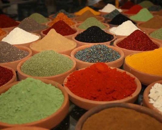 Baharatlar, tarih boyunca hem yemek kültürü hem de ticaret açısından büyük önem taşımıştır. Farklı coğrafyalarda yetişen baharatlar, sofralara sadece tat ve aroma katmakla kalmaz, aynı zamanda kültürel bir mirasın aktarılmasını sağlar. Özellikle Anadolu ve Orta Doğu mutfaklarında, baharatların kullanımı yüzyıllardır süregelen bir gelenek olarak kabul edilir. Konulu bir haber görseli.