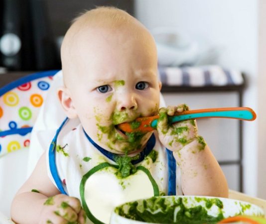 Bebek Beslenmesi Sağlıklı Büyümenin Temel Taşı Bebeklik dönemi, insan yaşamının en hızlı büyüme ve gelişme evresidir. Bu süreçte uygulanan bebek beslenmesi, yalnızca fiziksel gelişimi değil, bağışıklık sistemi, zihinsel kapasite ve ilerleyen yaşlardaki beslenme alışkanlıklarını da doğrudan etkiler. Bu nedenle ilk aylardan itibaren doğru planlanan bebek beslenmesi, uzun vadeli sağlık açısından büyük önem taşır. Konulu bir haber görseli.