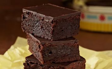 Brownie Lezzetinin Zamansız Serüveni ve Tatlı Dünyasındaki Yeri Brownie, yıllardır tatlı dünyasında popülerliğini koruyan, çikolatanın en yoğun halini sunan klasik bir hamur işi olarak biliniyor. Amerika’da doğan bu tatlı, bugün Türkiye’de de kahve menülerinin vazgeçilmezlerinden biri haline geldi. Hem evlerde hem kafelerde sıkça tercih edilen bu tatlının hikâyesi, aslında çikolatanın büyüleyici dünyasına olan ilginin bir yansıması. Son zamanlarda özellikle sosyal medya tariflerinin de yaygınlaşmasıyla birlikte, brownie yapımı ev mutfaklarında daha da popüler hale gelmiş durumda. Konulu bir haber görseli.