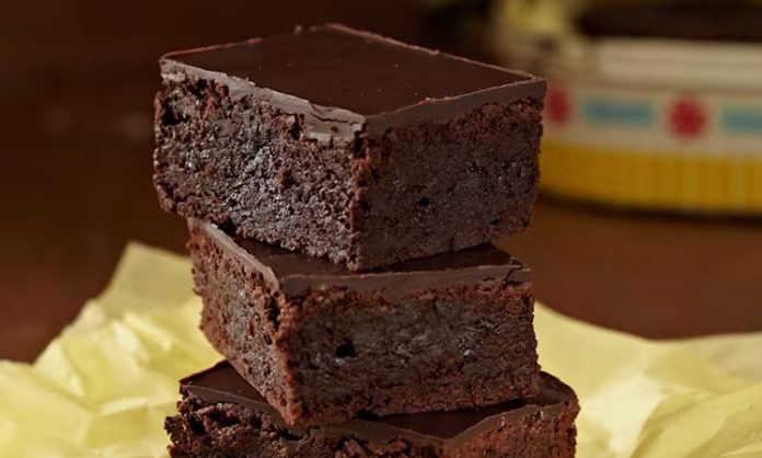 Brownie, yıllardır tatlı dünyasında popülerliğini koruyan, çikolatanın en yoğun halini sunan klasik bir hamur işi olarak biliniyor. Amerika’da doğan bu tatlı, bugün Türkiye’de de kahve menülerinin vazgeçilmezlerinden biri haline geldi. Hem evlerde hem kafelerde sıkça tercih edilen bu tatlının hikâyesi, aslında çikolatanın büyüleyici dünyasına olan ilginin bir yansıması. Son zamanlarda özellikle sosyal medya tariflerinin de yaygınlaşmasıyla birlikte, brownie yapımı ev mutfaklarında daha da popüler hale gelmiş durumda. Konulu bir haber görseli.