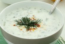 Cacık Yaz Sofralarının Serinleten Lezzeti Cacık, Türk mutfağının en sevilen ve ferahlatıcı tariflerinden biri olarak öne çıkıyor. Özellikle yaz aylarında sofraları süsleyen bu yoğurt bazlı karışım, hem hafif hem de besleyici bir seçenek olarak dikkat çekiyor. Cacık hem öğle yemeklerinin yanında hem de akşam yemeklerinde meze olarak sunulabiliyor. Taze nane, salatalık ve sarımsak gibi malzemelerle hazırlanan cacık, sağlıklı ve lezzetli oluşuyla mutfakların vazgeçilmezi haline geliyor. Konulu bir haber görseli.