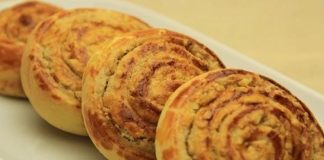 Cevizli Çörek Geleneksel Lezzet Yeniden Popülerlik Kazanıyor Türkiye’nin birçok bölgesinde uzun yıllardır hazırlanan Cevizli Çörek, son dönemde sosyal medyada yayılan yöresel tarif akımıyla birlikte yeniden gündeme geldi. Kahvaltı sofralarının vazgeçilmezi hâline gelen bu geleneksel hamur işi, özellikle ev yapımı lezzetlere olan ilginin artmasıyla daha fazla kişi tarafından keşfedilmeye başladı. Gerek dokusu gerekse cevizli iç harcının aromasıyla dikkat çeken Cevizli Çörek, son aylarda fırınlar, pastaneler ve ev mutfaklarında en çok tercih edilen ürünlerden biri oldu. Gastronomi yazarları ise bu yükselişi, “köklü tariflerin dönüşü” olarak değerlendiriyor. Konulu bir haber görseli.