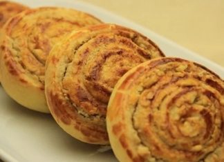 Türkiye’nin birçok bölgesinde uzun yıllardır hazırlanan Cevizli Çörek, son dönemde sosyal medyada yayılan yöresel tarif akımıyla birlikte yeniden gündeme geldi. Kahvaltı sofralarının vazgeçilmezi hâline gelen bu geleneksel hamur işi, özellikle ev yapımı lezzetlere olan ilginin artmasıyla daha fazla kişi tarafından keşfedilmeye başladı. Gerek dokusu gerekse cevizli iç harcının aromasıyla dikkat çeken Cevizli Çörek, son aylarda fırınlar, pastaneler ve ev mutfaklarında en çok tercih edilen ürünlerden biri oldu. Gastronomi yazarları ise bu yükselişi, “köklü tariflerin dönüşü” olarak değerlendiriyor. Konulu bir haber görseli.