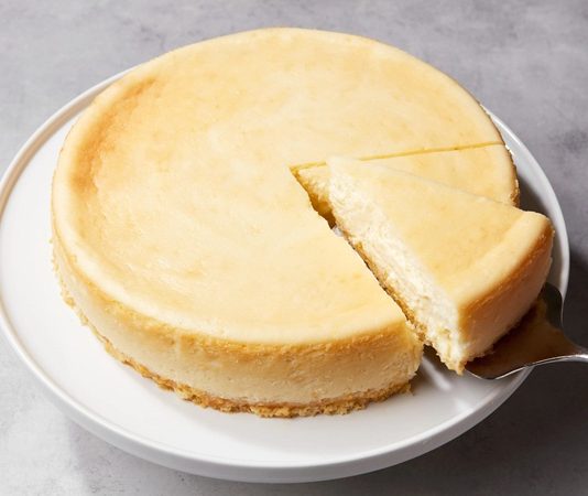Son yıllarda özellikle kafelerde ve ev yapımı tatlı tariflerinde adını sıkça duymaya başladığımız cheeskake, hem sunumuyla hem de hafif kremamsı yapısıyla büyük bir hayran kitlesi kazanıyor. Dünyanın birçok bölgesinde farklı şekillerde hazırlanan bu tatlı, Türkiye’de özellikle sosyal medyanın etkisiyle popüler hale geldi. Krem peynirle hazırlanan özel dolgusu ve bisküvi tabanıyla kendine özgü bir karakter oluşturan cheeskake tatlısı, meyveli soslarla birleştiğinde çok daha dikkat çekici hale geliyor. Konulu bir haber görseli.