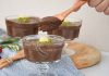 Çikolatalı Mousse Lezzeti Yeniden Yükselişte Tatlı Dünyasında Yeni Trend Son dönemde tatlı tercihleri arasında belirgin bir yükseliş gösteren çikolatalı mousse, hem hafif yapısı hem de yoğun kakao aromasıyla geniş bir kitleyi kendine çekiyor. Tatlı severlerin özellikle kış aylarında daha yoğun aromalara yönelmesi, bu tatlının tekrar öne çıkmasını sağlıyor. Pastanelerde ve restoranlarda satış oranları giderek artarken, sosyal medya kullanıcıları da görünümü oldukça şık olan çikolatalı mousse paylaşımlarına her geçen gün daha fazla ilgi gösteriyor. Bu ilgi, tatlının hem profesyonel mutfaklarda hem de ev tariflerinde daha fazla yer bulmasına katkı sağlıyor. Konulu bir haber görseli.