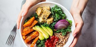 Clean Eating Yaklaşımı Modern Beslenme Alışkanlıklarını Nasıl Dönüştürüyor Clean Eating, son yıllarda sağlıklı yaşam arayışında olan bireyler arasında giderek daha fazla benimsenen bir beslenme yaklaşımı olarak öne çıkmaktadır. Bu anlayış, gıdaların mümkün olduğunca doğal hâliyle tüketilmesini, aşırı işlenmiş ürünlerden uzak durulmasını ve beslenme sürecinde bilinçli tercihler yapılmasını temel alır. Clean Eating, katı kurallardan çok farkındalık üzerine kurulu bir yaklaşım sunduğu için geniş bir kitleye hitap etmektedir. Konulu bir haber görseli.