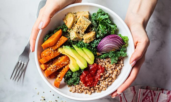 Clean Eating Yaklaşımı Modern Beslenme Alışkanlıklarını Nasıl Dönüştürüyor Clean Eating, son yıllarda sağlıklı yaşam arayışında olan bireyler arasında giderek daha fazla benimsenen bir beslenme yaklaşımı olarak öne çıkmaktadır. Bu anlayış, gıdaların mümkün olduğunca doğal hâliyle tüketilmesini, aşırı işlenmiş ürünlerden uzak durulmasını ve beslenme sürecinde bilinçli tercihler yapılmasını temel alır. Clean Eating, katı kurallardan çok farkındalık üzerine kurulu bir yaklaşım sunduğu için geniş bir kitleye hitap etmektedir. Konulu bir haber görseli.