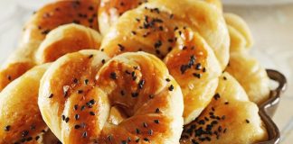 Anadolu mutfak kültürünün köklü tatlılarından biri olan çörek tatlısı, son dönemde hem evlerde hem de pastane vitrinlerinde yeniden dikkat çekmeye başladı. Geleneksel hamur tatlılarının modern gastronomiye uyarlanmasıyla daha estetik sunumlar elde edilirken, çörek tatlısı hem pratik hazırlanışı hem de lezzetli yapısıyla sosyal medyada da sıkça paylaşılan tatlılar arasında yer alıyor. Özellikle son yıllarda yöresel tatlılara olan ilginin yükselmesiyle birlikte çörek tatlısı aramalarında belirgin bir artış olduğu da görülüyor. Konulu bir haber görseli.