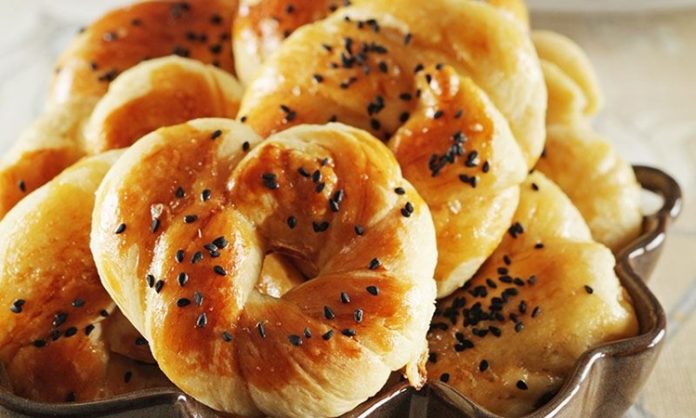 Çörek Tatlısı Haberi Anadolu’dan Gelen Şerbetli Lezzetin Yeniden Yükselişi Anadolu mutfak kültürünün köklü tatlılarından biri olan çörek tatlısı, son dönemde hem evlerde hem de pastane vitrinlerinde yeniden dikkat çekmeye başladı. Geleneksel hamur tatlılarının modern gastronomiye uyarlanmasıyla daha estetik sunumlar elde edilirken, çörek tatlısı hem pratik hazırlanışı hem de lezzetli yapısıyla sosyal medyada da sıkça paylaşılan tatlılar arasında yer alıyor. Özellikle son yıllarda yöresel tatlılara olan ilginin yükselmesiyle birlikte çörek tatlısı aramalarında belirgin bir artış olduğu da görülüyor. Konulu bir haber görseli.