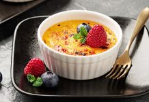 Creme Brulee Lezzetine Artan İlgi Fransız Tatlısı Yeniden Yükselişte Fransız mutfağının en özel tatlılarından biri olan creme brulee, son yıllarda dünya genelinde yeniden popülerlik kazanmaya başladı. Özellikle gurme restoranlarda ve butik kafelerde sıklıkla karşılaşılan bu tatlı, ince ve kırılgan karamel tabakasıyla hem ağızda bıraktığı yanık şeker aroması hem de altındaki kremsi doku sayesinde tatlı severlerin vazgeçilmezleri arasında yer alıyor. Geleneksel reçetesiyle uzun yıllardır bilinen bu tatlı, modern sunum teknikleri sayesinde giderek daha geniş bir kitleye ulaşıyor. Konulu bir haber görseli.
