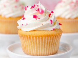 Cupcake Şıklığıyla Tatlı Dünyasında Yeni Trend Cupcake, özellikle son yıllarda hem görselliği hem de kişisel porsiyon sunması sayesinde pastacılık dünyasında giderek daha fazla ilgi gören tatlı seçeneklerinden biri haline geldi. Küçük kalıplarda hazırlanması ve çeşitli krema süslemeleriyle sunulması, bu tatlıyı hem özel günlerde hem günlük tüketim için popülerleştiriyor. Renkli görüntüsü sayesinde özellikle çocukların ilgisini çeken cupcake, aynı zamanda yetişkinlerin de kahve molalarının vazgeçilmez tatlıları arasında yer alıyor. Konulu bir haber görseli.