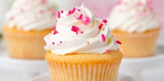 Cupcake, özellikle son yıllarda hem görselliği hem de kişisel porsiyon sunması sayesinde pastacılık dünyasında giderek daha fazla ilgi gören tatlı seçeneklerinden biri haline geldi. Küçük kalıplarda hazırlanması ve çeşitli krema süslemeleriyle sunulması, bu tatlıyı hem özel günlerde hem günlük tüketim için popülerleştiriyor. Renkli görüntüsü sayesinde özellikle çocukların ilgisini çeken cupcake, aynı zamanda yetişkinlerin de kahve molalarının vazgeçilmez tatlıları arasında yer alıyor. Konulu bir haber görseli.