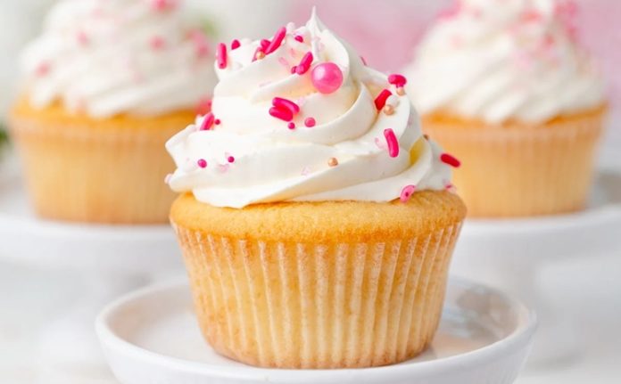 Cupcake, özellikle son yıllarda hem görselliği hem de kişisel porsiyon sunması sayesinde pastacılık dünyasında giderek daha fazla ilgi gören tatlı seçeneklerinden biri haline geldi. Küçük kalıplarda hazırlanması ve çeşitli krema süslemeleriyle sunulması, bu tatlıyı hem özel günlerde hem günlük tüketim için popülerleştiriyor. Renkli görüntüsü sayesinde özellikle çocukların ilgisini çeken cupcake, aynı zamanda yetişkinlerin de kahve molalarının vazgeçilmez tatlıları arasında yer alıyor. Konulu bir haber görseli.