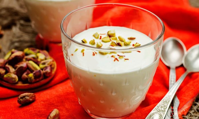 Türk mutfağında sütlü tatlıların ayrı bir yere sahip olduğu bilinir. Fakat bazı tatlılar vardır ki aromasıyla fark yaratır. İşte damla sakızlı muhallebi tam da bu özel tatlardan biri olarak yıllardır sofralarda kendine yer buluyor. Geleneksel tariflerin yeniden değer kazandığı son dönemlerde damla sakızı ile hazırlanan bu muhallebi, hafif dokusu ve benzersiz kokusuyla tatlı severlerin ilgisini yeniden çekmeyi başarıyor. Özellikle yaz aylarında serinletici yapısıyla tercih edilen bu tatlı, aynı zamanda Akdeniz mutfağının da güçlü temsilcileri arasında bulunuyor. Konulu bir haber görseli.