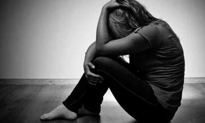 Depresyon Diyeti Ruhsal Dengeyi Destekleyen Beslenme Yaklaşımı Depresyon, günümüzde birçok insanın yaşam kalitesini etkileyen önemli bir ruhsal durum olarak öne çıkıyor. Günlük hayatta yaşanan stres, sosyal baskılar ve düzensiz yaşam alışkanlıkları, ruhsal dengeyi olumsuz yönde etkileyebiliyor. Bu noktada beslenme düzeni, yalnızca fiziksel sağlığı değil, zihinsel ve duygusal durumu da yakından ilgilendiriyor. depresyon diyeti, ruh sağlığını desteklemeyi amaçlayan, dengeli ve sürdürülebilir bir beslenme anlayışı olarak dikkat çekiyor. Konulu bir haber görseli.
