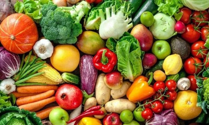 Doğanın Ritmine Uyumlu Bir Yaşam Mevsimsel Beslenme Günümüzde sağlıklı yaşam arayışları artarken, beslenme alışkanlıkları da yeniden sorgulanmaya başladı. Bu noktada öne çıkan kavramlardan biri mevsimsel beslenme oluyor. Mevsimsel beslenme, yalnızca ne yediğimizle değil, ne zaman yediğimizle de ilgilenen bütüncül bir yaklaşımı ifade eder. Doğanın sunduğu ürünleri kendi zamanında tüketmek, hem beden hem de çevre açısından önemli kazanımlar sağlar. Konulu bir haber görseli.