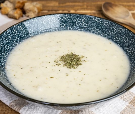 Doğayla İç İçe Bir Kültürün Tadı Yayla Yemeği Geleneği Anadolu’nun yüksek kesimlerinde, doğanın ritmiyle şekillenen yayla yemeği, yalnızca karın doyurmak için hazırlanan bir öğün değil; aynı zamanda yaşam biçiminin sofraya yansıyan hâlidir. Yaylalar, şehirden uzak olmanın getirdiği sadelikle, mutfağa da yalınlık kazandırır. Bu nedenle yayla yemeği, az malzemeyle çok lezzet ortaya koyan bir anlayışın ürünüdür. Konulu bir haber görseli.