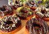 Dünyanın en sevilen tatlılarından biri olan donut, günümüzde yalnızca klasik şekerli halka formundan ibaret değil. Renkli glazeler, çikolata kaplamalar, meyve aromaları ve hatta tuzlu versiyonlarıyla karşımıza çıkan bu tatlı, hem çocukların hem yetişkinlerin ilgisini çekmeye devam ediyor. Özellikle kafe zincirlerinin yaygınlaşmasıyla birlikte donut tercih eden kitlenin her geçen gün arttığı görülüyor. Görsel sunumdaki çeşitlilik, tatlının sosyal medya platformlarında hızla viral olmasına yardımcı oluyor. Konulu bir haber görseli.