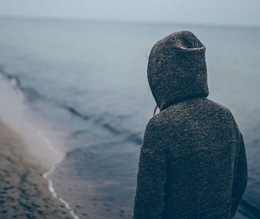 Günümüzde beslenme alışkanlıkları yalnızca fiziksel açlıkla değil, duygusal durumlarla da şekilleniyor. Stresli bir günün ardından gelen tatlı isteği, can sıkıntısıyla yönelinen atıştırmalar ya da mutsuzluk anlarında artan yeme davranışı, pek çok kişinin ortak deneyimi haline gelmiş durumda. Bu noktada duygusal açlık, sağlıklı beslenmenin önündeki en büyük engellerden biri olarak öne çıkıyor. Duygusal açlıkla mücadele diyeti, bireyin yeme davranışını duygusal tepkilerden arındırmayı ve daha bilinçli bir beslenme düzeni kurmayı amaçlayan bütüncül bir yaklaşım sunuyor. Konulu bir haber görseli.