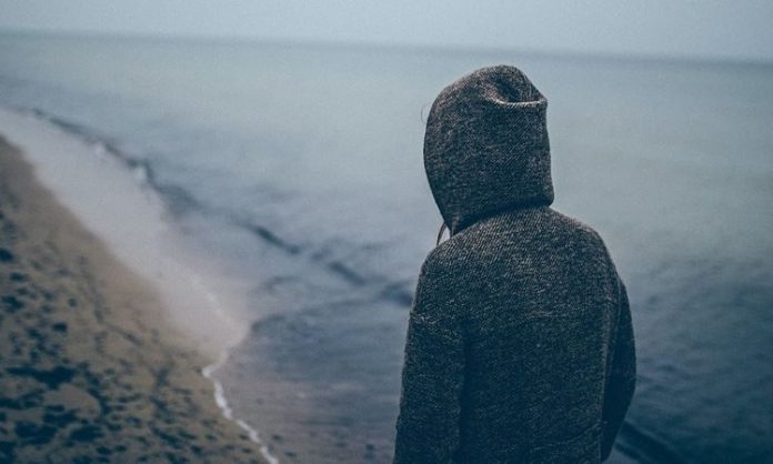 Duygusal Açlıkla Mücadele Diyeti Zihinsel Denge Ve Sağlıklı Beslenme Yaklaşımı Günümüzde beslenme alışkanlıkları yalnızca fiziksel açlıkla değil, duygusal durumlarla da şekilleniyor. Stresli bir günün ardından gelen tatlı isteği, can sıkıntısıyla yönelinen atıştırmalar ya da mutsuzluk anlarında artan yeme davranışı, pek çok kişinin ortak deneyimi haline gelmiş durumda. Bu noktada duygusal açlık, sağlıklı beslenmenin önündeki en büyük engellerden biri olarak öne çıkıyor. Duygusal açlıkla mücadele diyeti, bireyin yeme davranışını duygusal tepkilerden arındırmayı ve daha bilinçli bir beslenme düzeni kurmayı amaçlayan bütüncül bir yaklaşım sunuyor. Konulu bir haber görseli.
