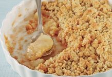 Elmalı Crumble Tatlısı Sonbaharın En Popüler Tatlarından Oldu Elmalı crumble, son dönemlerde sadece evlerde değil kafe ve restoran menülerinde de hızla yer bulmaya başladı. Hem ev yapımı tatlıların nostaljik havasını yaşatması hem de pratik hazırlanması sayesinde özellikle sonbahar ve kış aylarında yoğun ilgi görüyor. Uzmanlara göre elmalı crumble tatlısının bu kadar popüler olmasının nedeni, elmanın doğal aromasıyla tereyağı ve hamurun birleşiminin dengeli bir tat ortaya çıkarması. Konulu bir haber görseli.