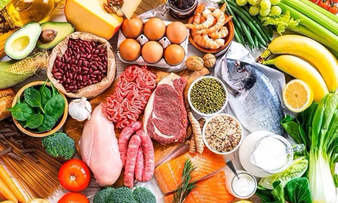 Flexitarian Beslenme Yaklaşımı Günlük Hayatta Esnek Bir Alternatif Sunuyor Flexitarian beslenme, son yıllarda katı diyet kurallarından uzak durmak isteyen bireyler arasında giderek daha fazla ilgi görmektedir. Bu yaklaşım, ağırlıklı olarak bitki temelli beslenmeyi benimserken, hayvansal ürünleri tamamen hayatın dışına çıkarmadan dengeli bir yol izlemeyi hedefler. Flexitarian, hem sağlıklı beslenmek isteyen hem de sosyal ve kültürel alışkanlıklarından kopmak istemeyen kişiler için dikkat çekici bir seçenek olarak öne çıkmaktadır. Konulu bir haber görseli.