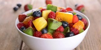 Fruitarian Beslenme Doğaya Yakın Yaşam Arayışında Gündemde Fruitarian beslenme, son yıllarda alternatif beslenme yaklaşımları arasında en çok tartışılan ve merak edilen modellerden biri olarak öne çıkmaktadır. Temelinde doğaya minimum müdahale ile beslenme fikri bulunan bu yaklaşım, özellikle sade yaşam, etik tüketim ve farkındalık kavramlarıyla birlikte anılmaktadır. Fruitarian Beslenme, klasik vegan ve vejetaryen beslenmeden daha dar bir çerçeveye sahip olmasıyla dikkat çekmektedir. Konulu bir haber görseli.