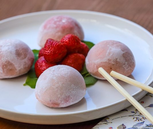 Geleneksel Japon Tatlısı Mochi Dünyada Popülerliğini Artırıyor Uzak Doğu’nun en dikkat çekici tatlılarından biri olan Mochi, son yıllarda yalnızca Japonya’da değil dünya genelinde trend haline gelen tatlı çeşitleri arasında gösteriliyor. Yapımında kullanılan pirinç bazlı dokusu sayesinde hem yumuşak hem de esnek bir form sunan mochi, özellikle sosyal medya platformlarında sıkça karşımıza çıkmasıyla merak uyandırıyor. Tatlının hem geleneksel hem de modern şekilde yorumlanabilmesi, onu farklı kültürlere kolayca uyarlanabilir hale getiriyor. Konulu bir haber görseli.