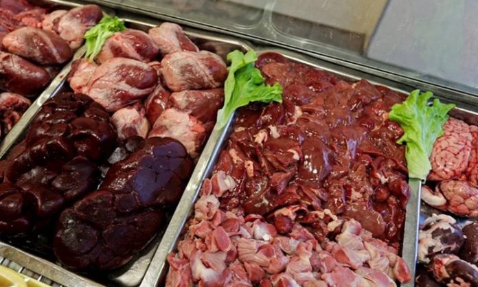 Gelenekten Günümüze Uzanan Sofraların Cesur Yüzü Sakatat Kültürü Sakatat kültürü, mutfak tarihinin en eski ve en karakteristik alanlarından birini temsil eder. Hayvanın yalnızca etinin değil, neredeyse her parçasının değerlendirilmesine dayanan bu anlayış, hem ekonomik hem de kültürel bir birikimin sonucudur. Sakatat kültürü, kıtlık dönemlerinden bolluk zamanlarına kadar farklı koşullarda şekillenmiş, toplumların hayatta kalma refleksiyle damak zevkini birleştiren güçlü bir mutfak pratiği olarak varlığını sürdürmüştür. Konulu bir haber görseli.