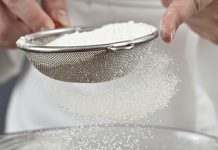 Gelenekten Sofraya Uzanan Un Eleme Ve Yufka Açma Kültürü Anadolu mutfağının temel taşlarından biri olan un eleme ve yufka açma, yalnızca bir yemek hazırlığı değil, kuşaktan kuşağa aktarılan güçlü bir kültürel pratiktir. Köy evlerinin avlularında, geniş sofraların kurulduğu günlerde başlayan bu süreç; emeğin, sabrın ve paylaşmanın somut bir yansımasıdır. Unun elenmesiyle başlayan yolculuk, incecik açılan yufkaların sac üzerinde pişirilmesiyle tamamlanır ve ortaya sadece bir yiyecek değil, bir yaşam biçimi çıkar. Konulu bir haber görseli.