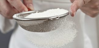 Anadolu mutfağının temel taşlarından biri olan un eleme ve yufka açma, yalnızca bir yemek hazırlığı değil, kuşaktan kuşağa aktarılan güçlü bir kültürel pratiktir. Köy evlerinin avlularında, geniş sofraların kurulduğu günlerde başlayan bu süreç; emeğin, sabrın ve paylaşmanın somut bir yansımasıdır. Unun elenmesiyle başlayan yolculuk, incecik açılan yufkaların sac üzerinde pişirilmesiyle tamamlanır ve ortaya sadece bir yiyecek değil, bir yaşam biçimi çıkar. Konulu bir haber görseli.