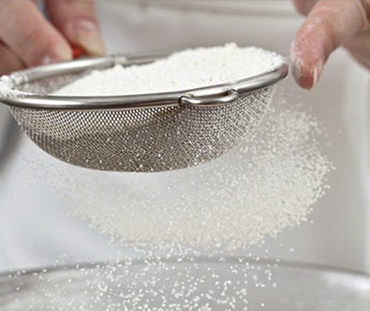 Gelenekten Sofraya Uzanan Un Eleme Ve Yufka Açma Kültürü Anadolu mutfağının temel taşlarından biri olan un eleme ve yufka açma, yalnızca bir yemek hazırlığı değil, kuşaktan kuşağa aktarılan güçlü bir kültürel pratiktir. Köy evlerinin avlularında, geniş sofraların kurulduğu günlerde başlayan bu süreç; emeğin, sabrın ve paylaşmanın somut bir yansımasıdır. Unun elenmesiyle başlayan yolculuk, incecik açılan yufkaların sac üzerinde pişirilmesiyle tamamlanır ve ortaya sadece bir yiyecek değil, bir yaşam biçimi çıkar. Konulu bir haber görseli.