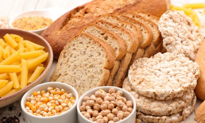 Son yıllarda beslenme dünyasında dikkat çeken değişimlerden biri de glutensiz yemek anlayışının giderek daha fazla konuşulması oluyor. Önceleri yalnızca belirli sağlık sorunlarıyla ilişkilendirilen glutensiz beslenme, günümüzde daha geniş bir kitle tarafından tercih edilmeye başlanmış durumda. İnsanlar artık yalnızca ne yediklerini değil, tükettikleri gıdaların içeriklerini ve vücutları üzerindeki etkilerini daha fazla sorguluyor. Bu sorgulama süreci, glutensiz mutfağı modern beslenme trendlerinin merkezine taşıyor. Konulu bir haber görseli.