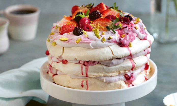 Hafifliğiyle Ünlenen Pavlova Tatlısı Dünyayı Peşinden Sürüklemeye Devam Ediyor Dünya mutfaklarının son yıllarda en çok konuşulan tatlılarından biri haline gelen Pavlova, hafif yapısı ve zarif görünümü sayesinde geniş kitlelere ulaşmayı başarıyor. Yapımında kullanılan yumurta beyazı ve şekerin ortaya çıkardığı ince kıtır yapı, tatlının kendine özgü dokusunu oluştururken, üzerine eklenen taze meyveler Pavlova’ya hem lezzet hem de görsel zenginlik katıyor. Özellikle yaz aylarında tercih edilen ferahlatıcı etkisiyle ön plana çıkan bu tatlı, günümüzde restoran menülerinin vazgeçilmezleri arasında yer alıyor. Konulu bir haber görseli.