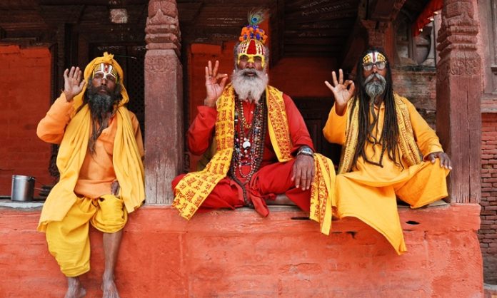Hindu kültürü içinde beslenme, yalnızca fiziksel ihtiyaçları karşılayan bir alışkanlık değil, aynı zamanda ruhsal saflığı ve etik yaşamı destekleyen önemli bir unsurdur. Hindu diyeti, binlerce yıllık inançlar, felsefi yaklaşımlar ve kültürel gelenekler doğrultusunda şekillenmiş bir beslenme anlayışı sunar. Bu diyet, bireyin bedenini olduğu kadar zihnini ve ruhunu da beslemeyi hedefler. Konulu bir haber görseli.