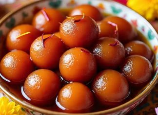 Hint Mutfağının Şerbetle Buluşan Tatlısı Gulab Jamun Dünya Lezzet Haritasında Yükselişte Hindistan’ın en sevilen tatlılarından biri olan Gulab Jamun, son yıllarda sadece Güney Asya’da değil dünya genelinde tatlı severlerin dikkatini çekmeye devam ediyor. Paylaşılan videolar, sokak lezzeti kültürü ve uluslararası restoran zincirlerinin menülerine eklemesi sayesinde gulab jamun, küresel gastronomide kendine daha fazla yer edinmeye başladı. Geleneksel hazırlama yöntemi, yoğun kıvamlı şerbeti ve kendine özgü baharat aromalarıyla öne çıkan tatlı, şimdilerde Batı ülkelerinde bile aranan tatlar arasına girdi. Konulu bir haber görseli.