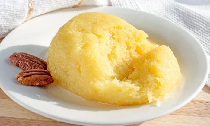 Anadolu’nun en köklü sütlü tatlılarından biri olan höşmerim, son yıllarda gastronomi dünyasında yeniden yükselişe geçti. Hem hafif hem de aromatik yapısıyla dikkat çeken tatlı, özellikle Balıkesir ve çevresinde yüzyıllardır yapılan en değerli yöresel lezzetler arasında yer alıyor. Sade görünümünün ardında güçlü bir gelenek barındıran höşmerim, bugün sadece yerel pazarlarda değil, ulusal restoran menülerinde de kendine yer buluyor. Tatlının tekrar gündeme taşınmasındaki en önemli etkenlerden biri, doğal içerikli ürünlere artan ilgi ve geleneksel mutfak kültürünün yeniden değer kazanması olarak gösteriliyor. Konulu bir haber görseli.