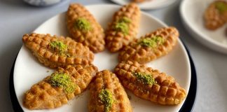 Kalburabastının Lezzet Yolculuğu Geleneksel Şerbetli Tatlı Yeniden Popülerleşiyor Türk mutfağı tatlı denildiğinde benzersiz bir mirasa sahiptir. Bu mirasın içinde bazı tatlılar vardır ki yıllar geçse de hem görünümü hem tadı aynı ilgiyle karşılanır. İşte kalburabastı tam da böyle tatlılardan biridir. Osmanlıdan günümüze uzanan bu özel tarif, özellikle bayram sofralarında ve özel günlerde en çok tercih edilen şerbetli tatlıların başında geliyor. Son yıllarda geleneksel tatlılara dönüş hareketinin artmasıyla birlikte kalburabastı yeniden gündemde. Özellikle ev yapımı tarifler sosyal medyada sık sık karşımıza çıkarken genç kuşaklar bu tatlıyı yeniden keşfetmeye başladı. Konulu bir haber görseli.