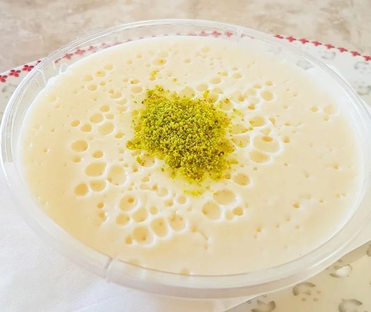 Keşkül Geleneği Ve Modern Mutfağa Yansıyan Lezzet İzleri Keşkül, Osmanlı mutfağından günümüze ulaşan, özellikle ramazan aylarında en çok tercih edilen sütlü tatlılardan biri olarak bilinir. Geleneksel yapısıyla sofralarda yer bulan bu tatlı, hem hafifliği hem de badem aromasıyla tatlı severlerin vazgeçilmezi olmayı sürdürüyor. Günümüzde ise farklı sunum ve modern yorumlarla yeniden değer kazanmış durumda. Özellikle son yıllarda gastronomi dünyasında nostaljik tatlara yönelimin artması keşküle olan ilgiyi yeniden yükseltmiş bulunuyor. Konulu bir haber görseli.