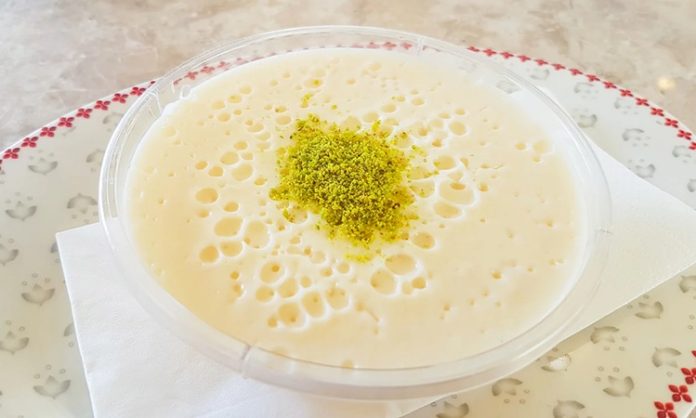 Keşkül Geleneği Ve Modern Mutfağa Yansıyan Lezzet İzleri Keşkül, Osmanlı mutfağından günümüze ulaşan, özellikle ramazan aylarında en çok tercih edilen sütlü tatlılardan biri olarak bilinir. Geleneksel yapısıyla sofralarda yer bulan bu tatlı, hem hafifliği hem de badem aromasıyla tatlı severlerin vazgeçilmezi olmayı sürdürüyor. Günümüzde ise farklı sunum ve modern yorumlarla yeniden değer kazanmış durumda. Özellikle son yıllarda gastronomi dünyasında nostaljik tatlara yönelimin artması keşküle olan ilgiyi yeniden yükseltmiş bulunuyor. Konulu bir haber görseli.