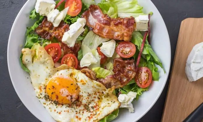 Ketojenik Yemeklerle Sağlıklı Beslenme Anlayışı Günlük Hayatta Daha Fazla Yer Buluyor Ketojenik beslenme son yıllarda yalnızca kilo vermeye odaklanan geçici diyetlerden biri olarak değil, bütüncül bir yaşam tarzı olarak öne çıkıyor. Özellikle ketojenik yemek kavramı, karbonhidrat merkezli klasik beslenme alışkanlıklarını sorgulayan bireyler için güçlü bir alternatif oluşturuyor. Yağ oranı yüksek, karbonhidrat oranı oldukça düşük olan bu beslenme düzeni; metabolizmanın çalışma biçimini değiştirmesiyle dikkat çekiyor. Bu yönüyle ketojenik mutfak, hem fiziksel hem de zihinsel performansla ilişkilendirilen bir beslenme anlayışına dönüşmüş durumda. Konulu bir haber görseli.