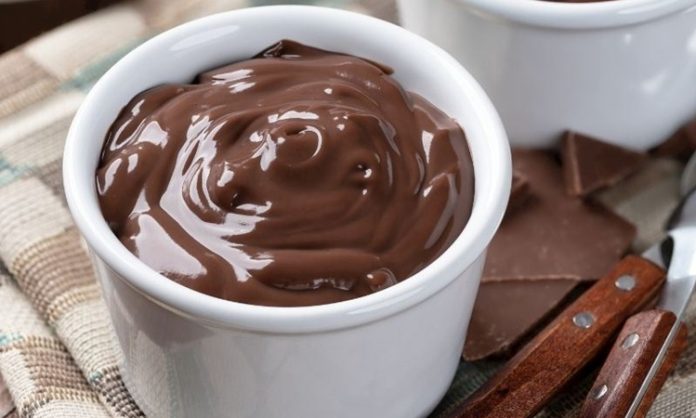 Kıvamı ve Lezzetiyle Sevdiren Tatlı Puding Yeniden Popülerleşiyor Puding, sade hazırlanışı, hafif dokusu ve her damak zevkine uyarlanabilir yapısıyla son yılların yeniden yükselişe geçen tatlıları arasında yer alıyor. Özellikle evde tatlı yapmak isteyenlerin ilk tercihleri arasında bulunan puding, hem çocukların hem yetişkinlerin gözdesi olmayı sürdürüyor. Türkiye genelinde market raflarında onlarca çeşidinin bulunması, yeni tarif denemelerinin sosyal medyada hızla yayılması ve restoran menülerinde bile özel sunumlarla yer alması, bu tatlının ne kadar geniş bir kitleye hitap ettiğini yeniden gözler önüne seriyor. Kolay hazırlanabilir olması da onu ev mutfaklarının vazgeçilmezlerinden biri haline getiriyor. Konulu bir haber görseli.