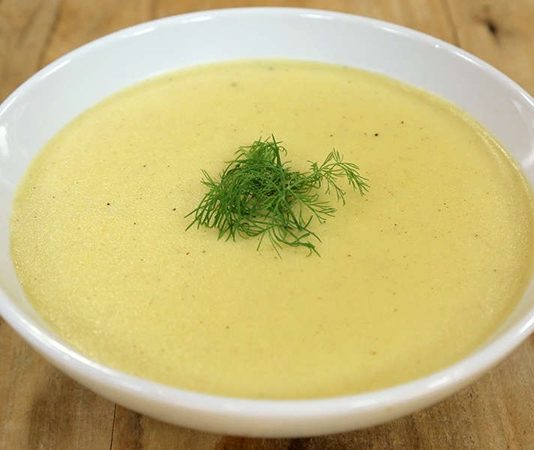 Kremalı Çorbalar Soğuk Günlerin Gözdesi Oldu Lezzet ve Yumuşaklık Bir Arada Soğuk havaların etkisini artırdığı bu günlerde, mutfaklarda en çok tercih edilen sıcak tariflerin başında kremalı çorbalar geliyor. Hem yumuşak içimi hem de doyurucu yapısıyla geniş bir kitle tarafından sevilen bu çorbalar, özellikle akşam yemeklerinde veya hafif öğünlerde ideal seçenek olarak görülüyor. Son yıllarda restoran menülerinde daha fazla yer bulan bu lezzetler, sadece pratik hazırlıklarıyla değil, aynı zamanda besleyici içerikleriyle de dikkat çekiyor. Üstelik farklı sebzelerle kolayca zenginleştirilebilmesi, kremalı çorbaları mutfaklarda çok yönlü bir seçenek haline getiriyor. Konulu bir haber görseli.