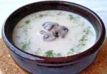Son dönemlerde özellikle soğuk havaların artmasıyla birlikte restoranlardan ev mutfaklarına kadar geniş bir alanda popülerleşen kremalı mantar çorbası, yumuşak içimi ve zengin aromasıyla dikkat çekiyor. Birçok kişi tarafından hem akşam yemeklerinin başlangıcında hem de hafif öğünlerde tercih edilen bu çorba, krema ve mantarın uyumunu başarılı bir şekilde yansıtıyor. Üstelik farklı mantar türleriyle hazırlanabilir oluşu, lezzetini çeşitlendirmeyi mümkün hale getiriyor. Bu nedenle hem profesyonel şeflerin hem de evde yemek pişirenlerin sıkça yöneldiği tarifler arasında ilk sıralarda yer alıyor. Konulu bir haber görseli.