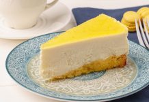 Limonlu Cheesecake Ferah Aromasıyla Modern Tatlı Kültürünün Vazgeçilmezi Oluyor Tatlı dünyasında son yıllarda öne çıkan lezzetlerden biri olan limonlu cheesecake, yoğun dokusuna rağmen ferah tadıyla geniş bir kitleye hitap etmeyi başarıyor. Kremamsı yapısı, limonun canlı aroması ve dengeli tat profili sayesinde bu tatlı, klasik cheesecake anlayışına hafif bir yorum getiriyor. Özellikle tatlıyı ağır bulmayan ama doyurucu bir lezzet arayanlar için limonlu cheesecake, ideal bir alternatif olarak öne çıkıyor. Konulu bir haber görseli.